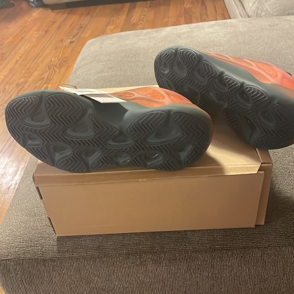 YZY 700 V3 brand new, never wore. Size 8 - Picture 3 of 3